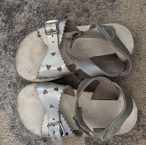 saltwater sandals size 7